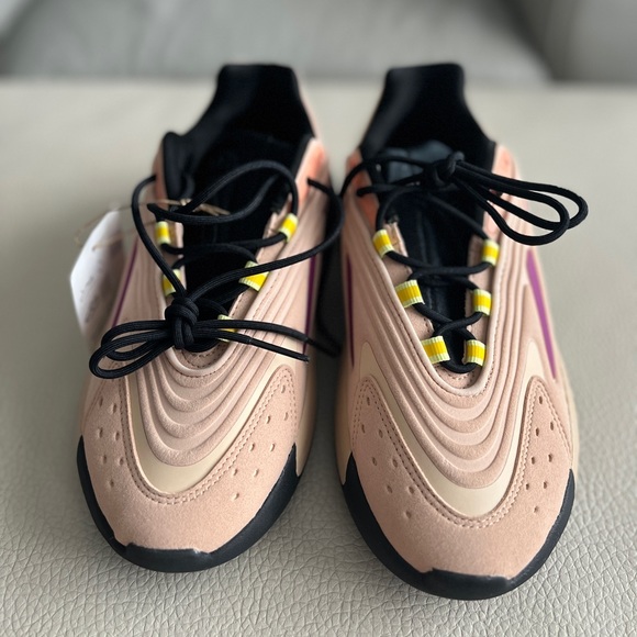 NWT - Adidas Women’s Ozelia Sneakers - Size 7 & 7.5 - Picture 2 of 9